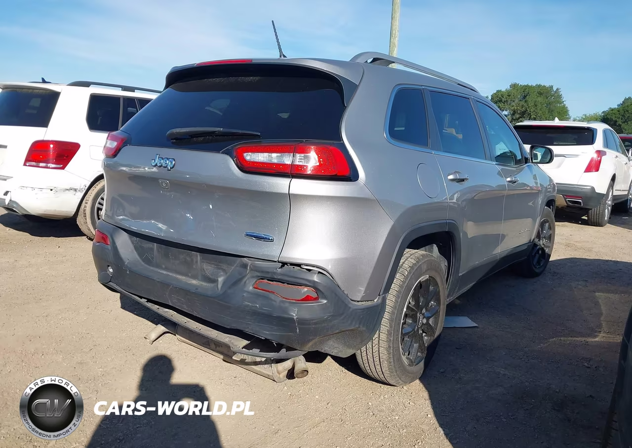 2015 Jeep Cherokee Latitude VIN:1C4PJLCS1FW642503 - 4
