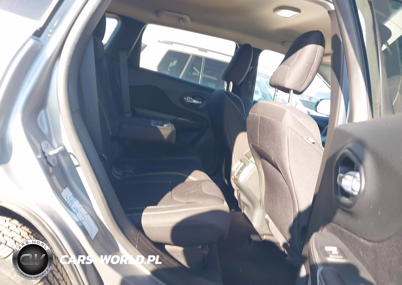 2015 Jeep Cherokee Latitude VIN:1C4PJLCS1FW642503 - 8