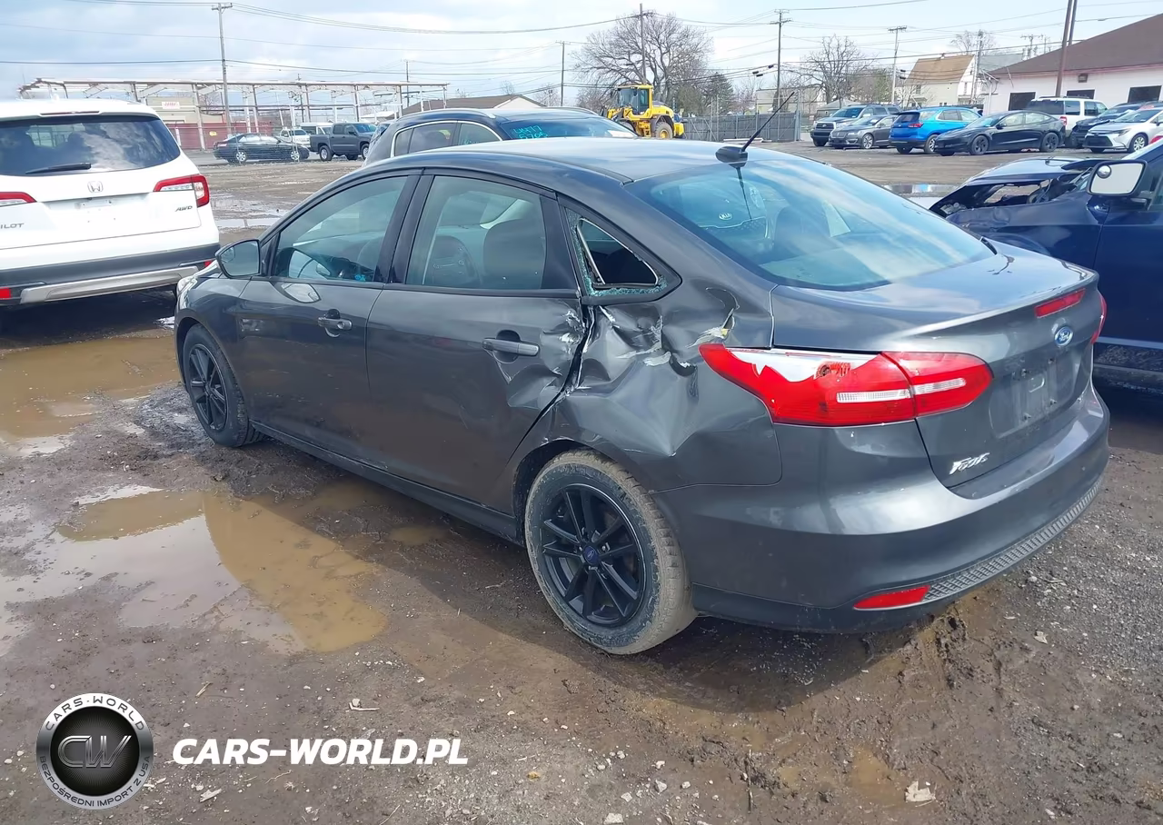 2016 Ford Focus Se VIN:1FADP3F23GL305157 - 3