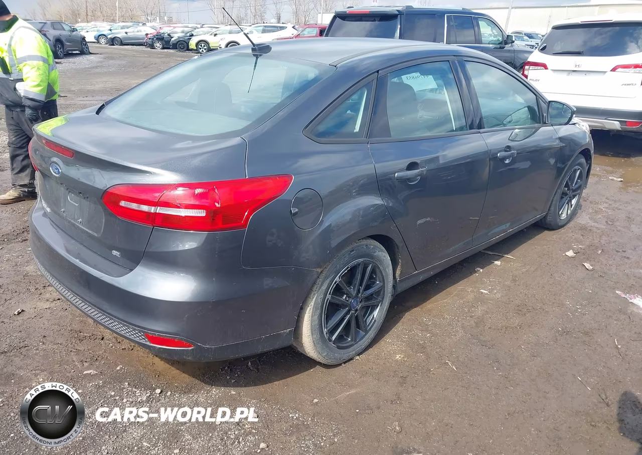 2016 Ford Focus Se VIN:1FADP3F23GL305157 - 4