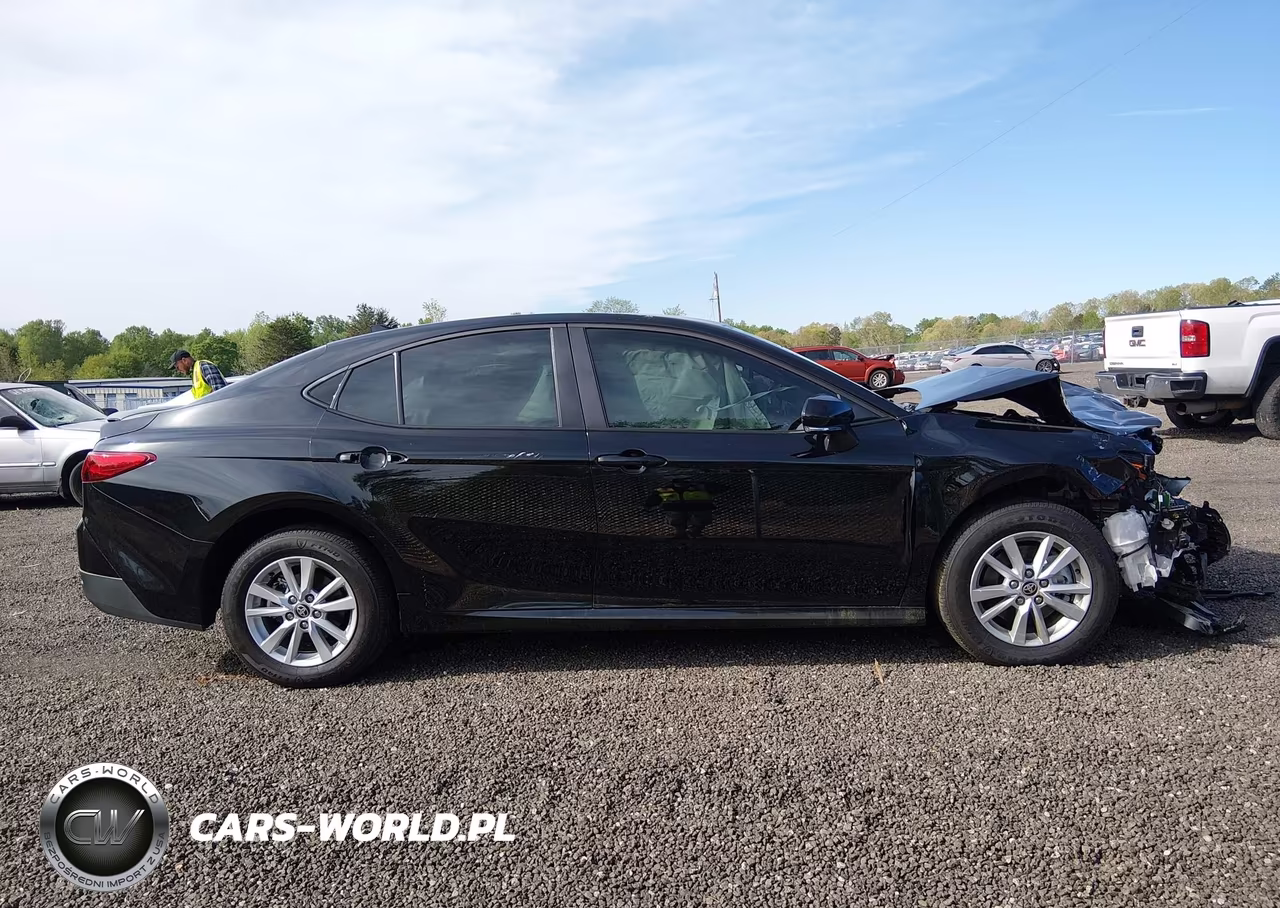2025 Toyota Camry Le VIN:4T1DAACK2SU638890 - 13