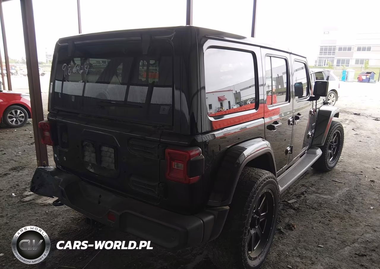2018 Jeep Wrangler Unlimited Sahara 4X4 VIN:1C4HJXEG2JW237859 - 4