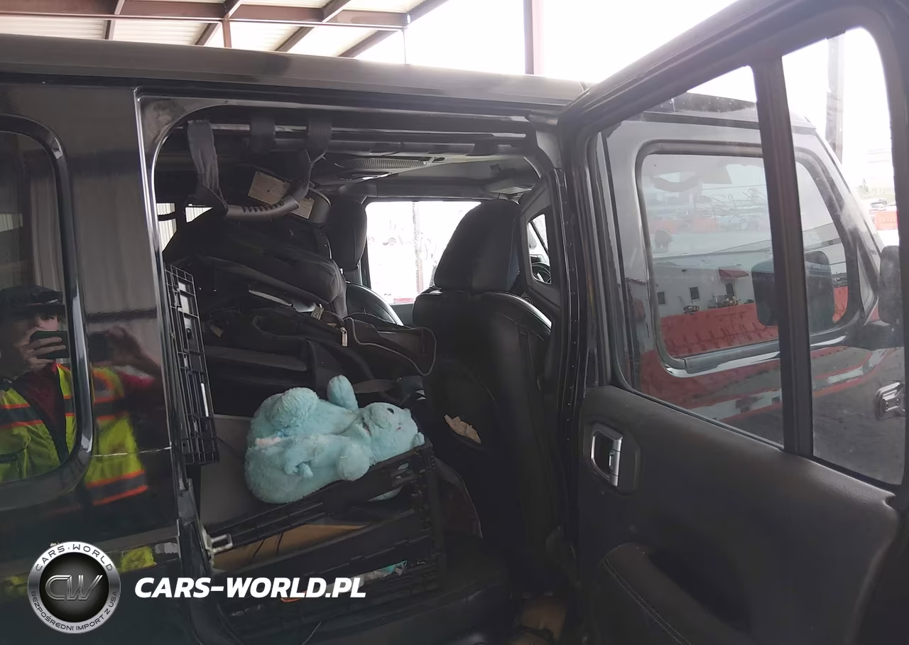 2018 Jeep Wrangler Unlimited Sahara 4X4 VIN:1C4HJXEG2JW237859 - 8