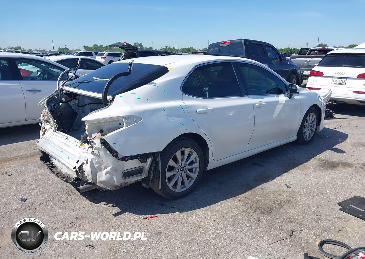 2018 Toyota Camry Le VIN:JTNB11HK5J3010116 - 4