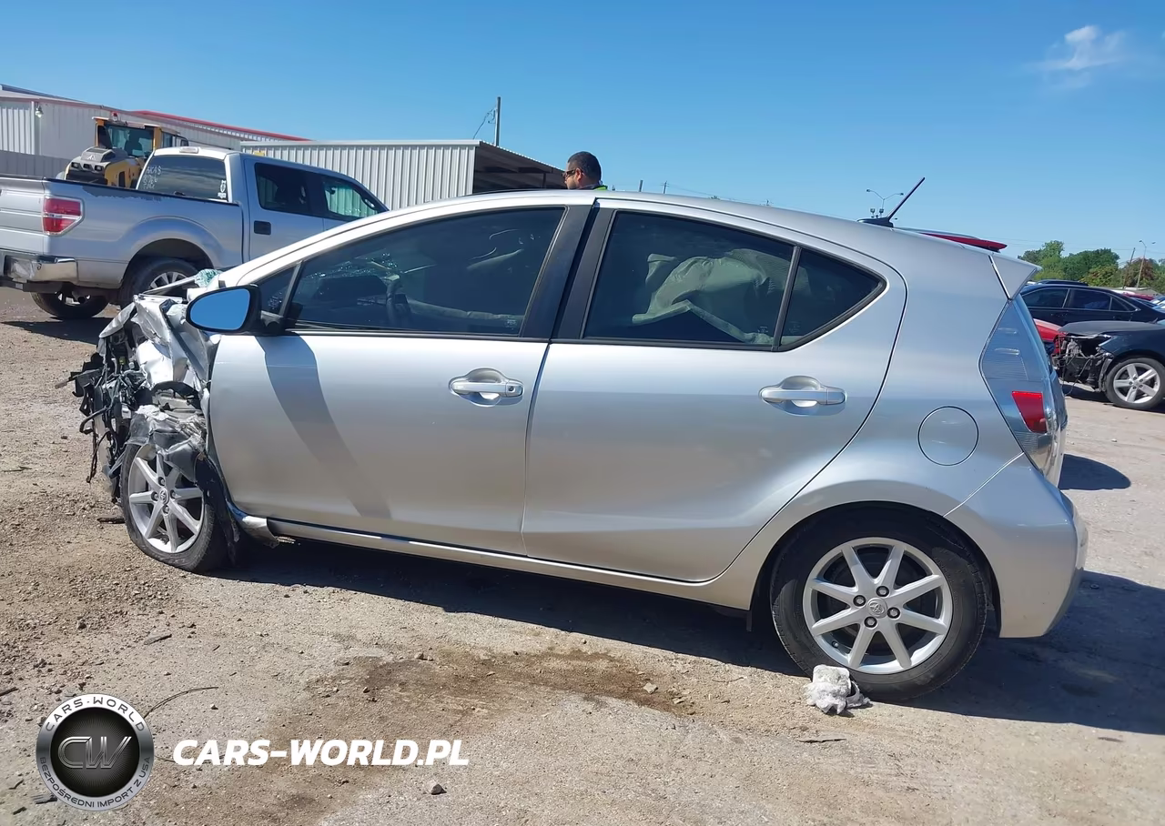 2013 Toyota Prius C Three VIN:JTDKDTB33D1529593 - 14