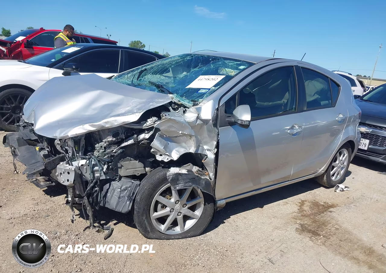 2013 Toyota Prius C Three VIN:JTDKDTB33D1529593 - 2