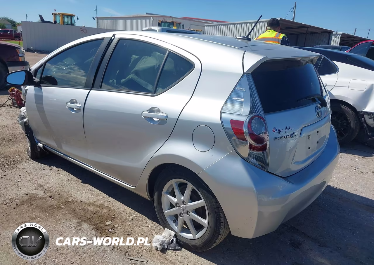 2013 Toyota Prius C Three VIN:JTDKDTB33D1529593 - 3
