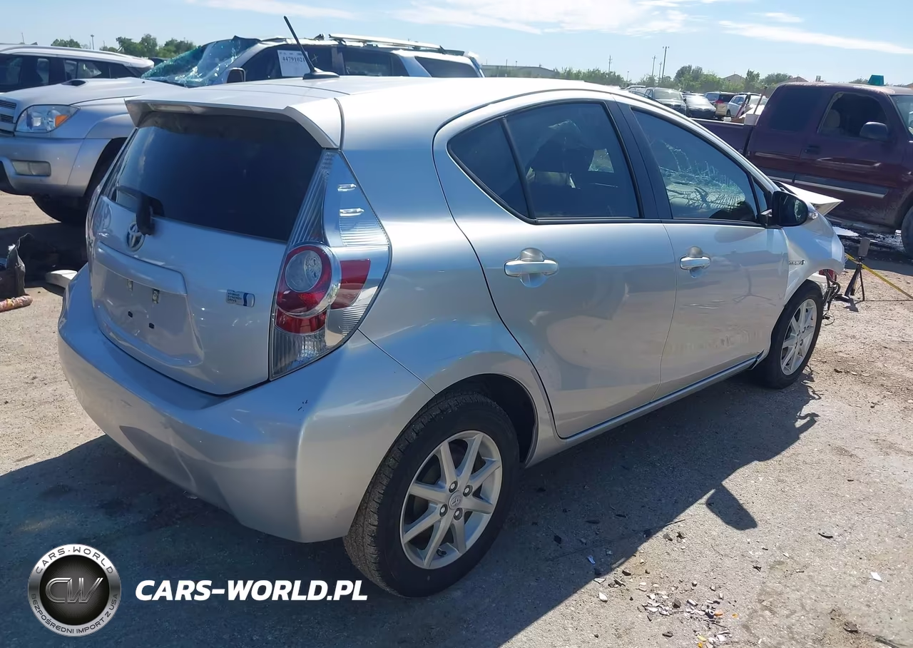2013 Toyota Prius C Three VIN:JTDKDTB33D1529593 - 4