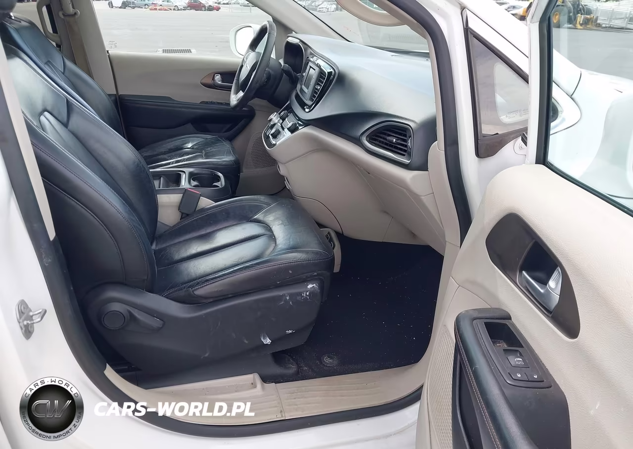 2017 Chrysler Pacifica Touring-L VIN:2C4RC1BG6HR621596 - 5