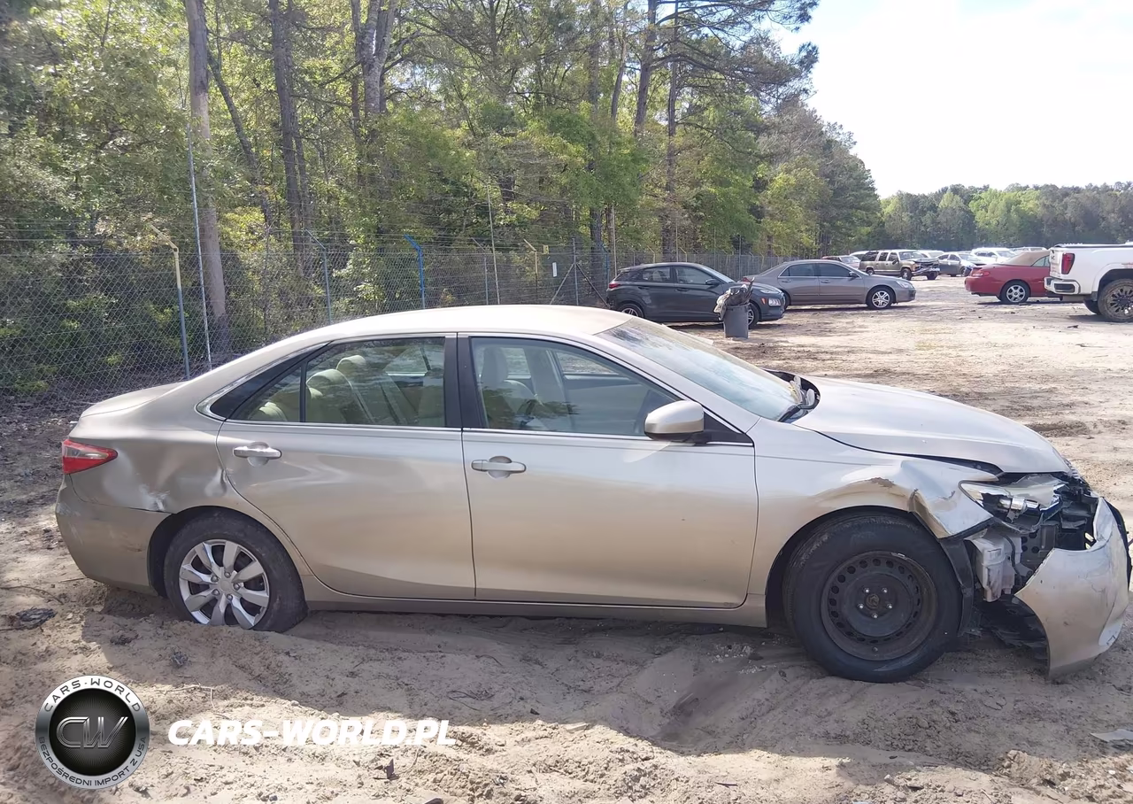 2015 Toyota Camry Le VIN:4T1BF1FK7FU987585 - 13