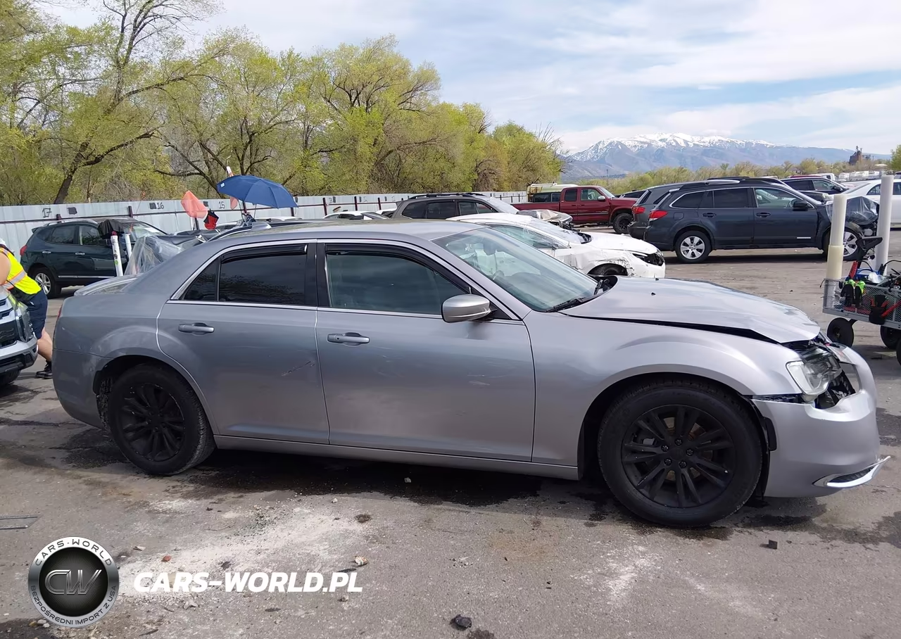 2018 Chrysler 300 Touring L VIN:2C3CCAAG4JH275748 - 13