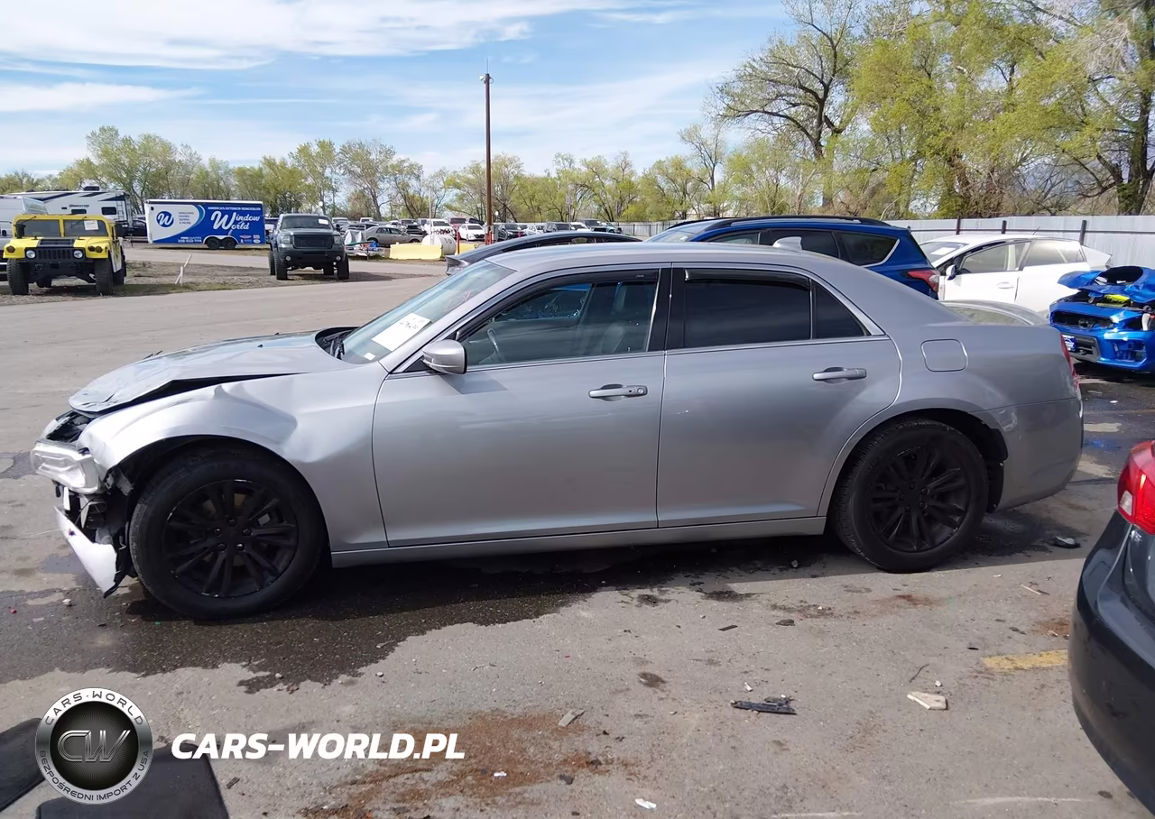 2018 Chrysler 300 Touring L VIN:2C3CCAAG4JH275748 - 14