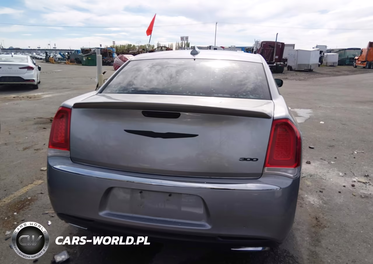 2018 Chrysler 300 Touring L VIN:2C3CCAAG4JH275748 - 16