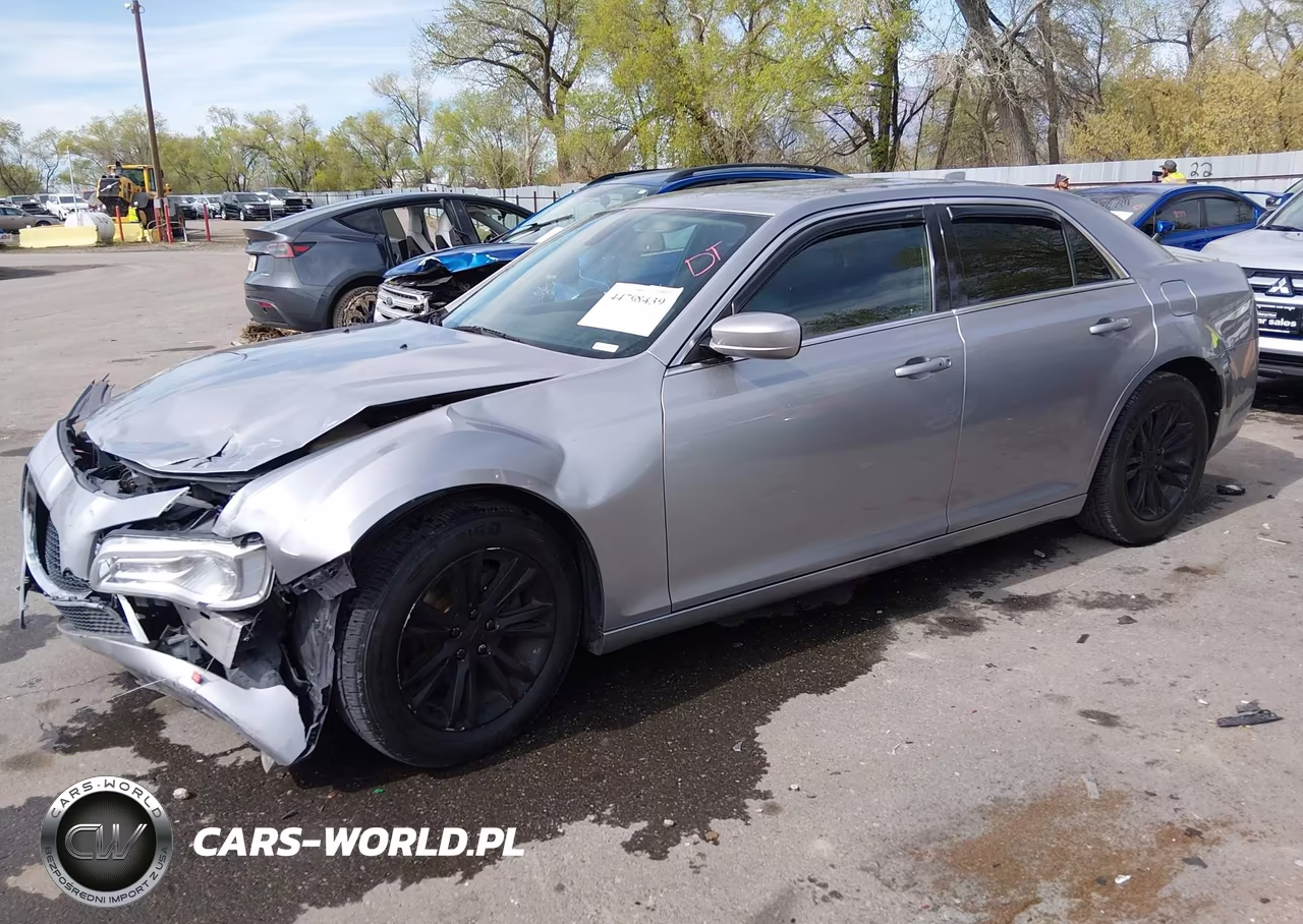 2018 Chrysler 300 Touring L VIN:2C3CCAAG4JH275748 - 2