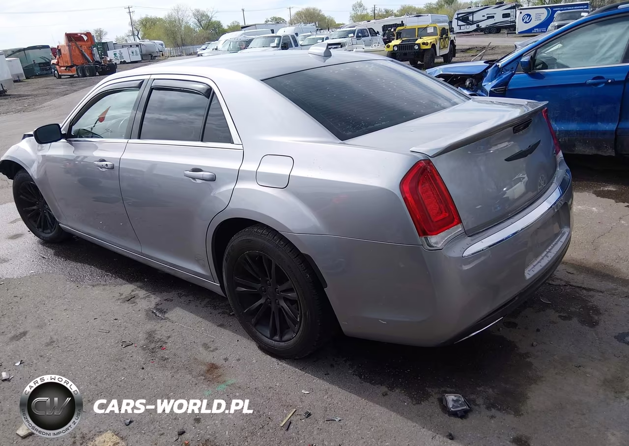 2018 Chrysler 300 Touring L VIN:2C3CCAAG4JH275748 - 3