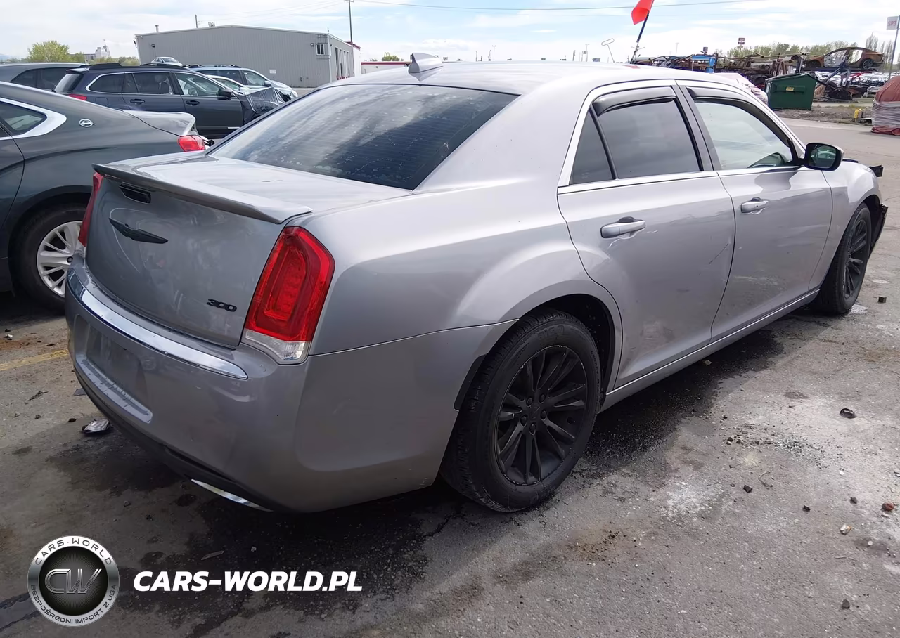 2018 Chrysler 300 Touring L VIN:2C3CCAAG4JH275748 - 4