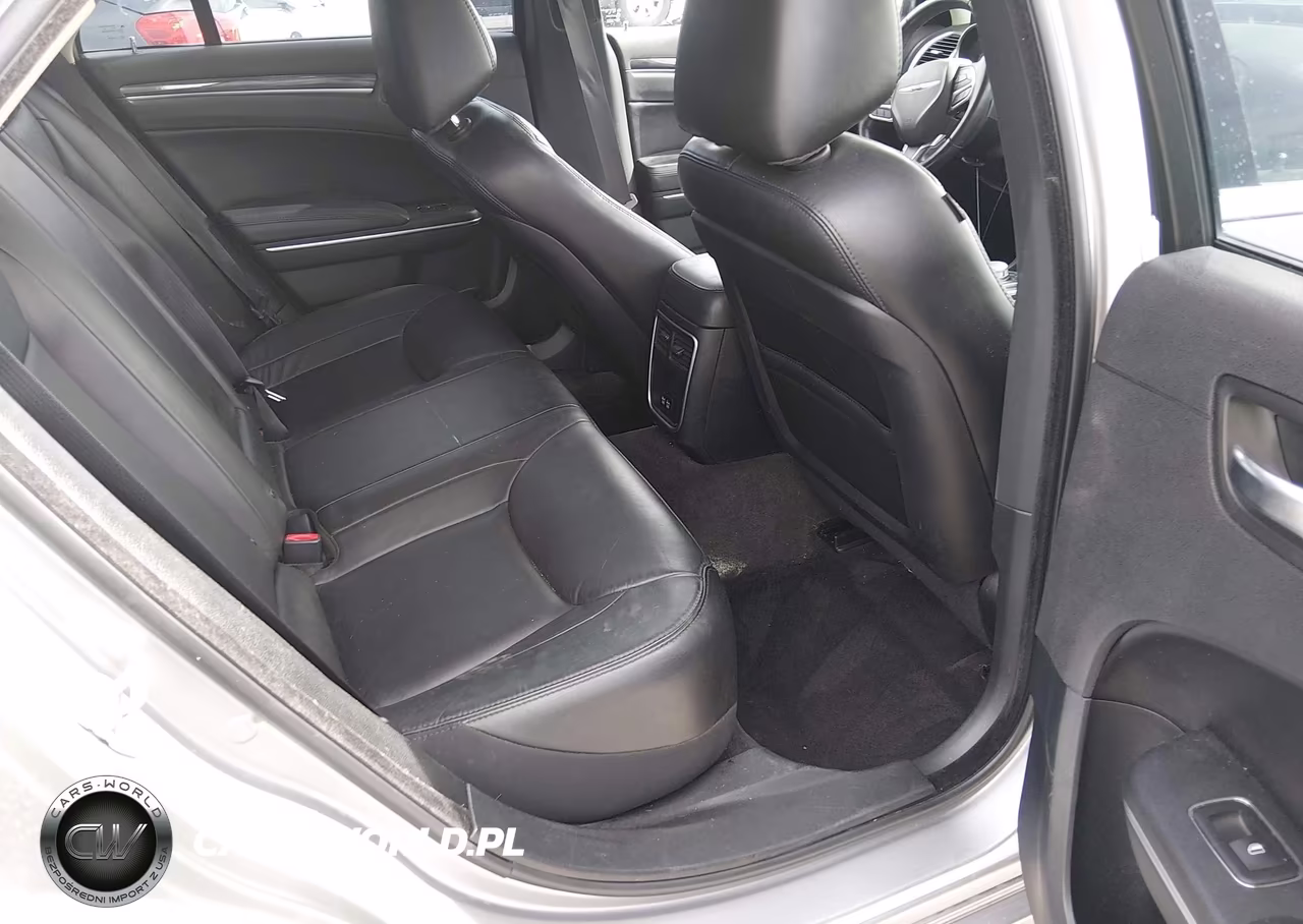2018 Chrysler 300 Touring L VIN:2C3CCAAG4JH275748 - 8