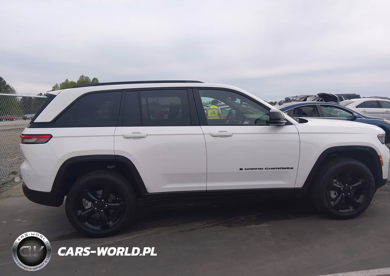 2025 Jeep Grand Cherokee Limited 4X4 VIN:1C4RJHBG8SC352662 - 13