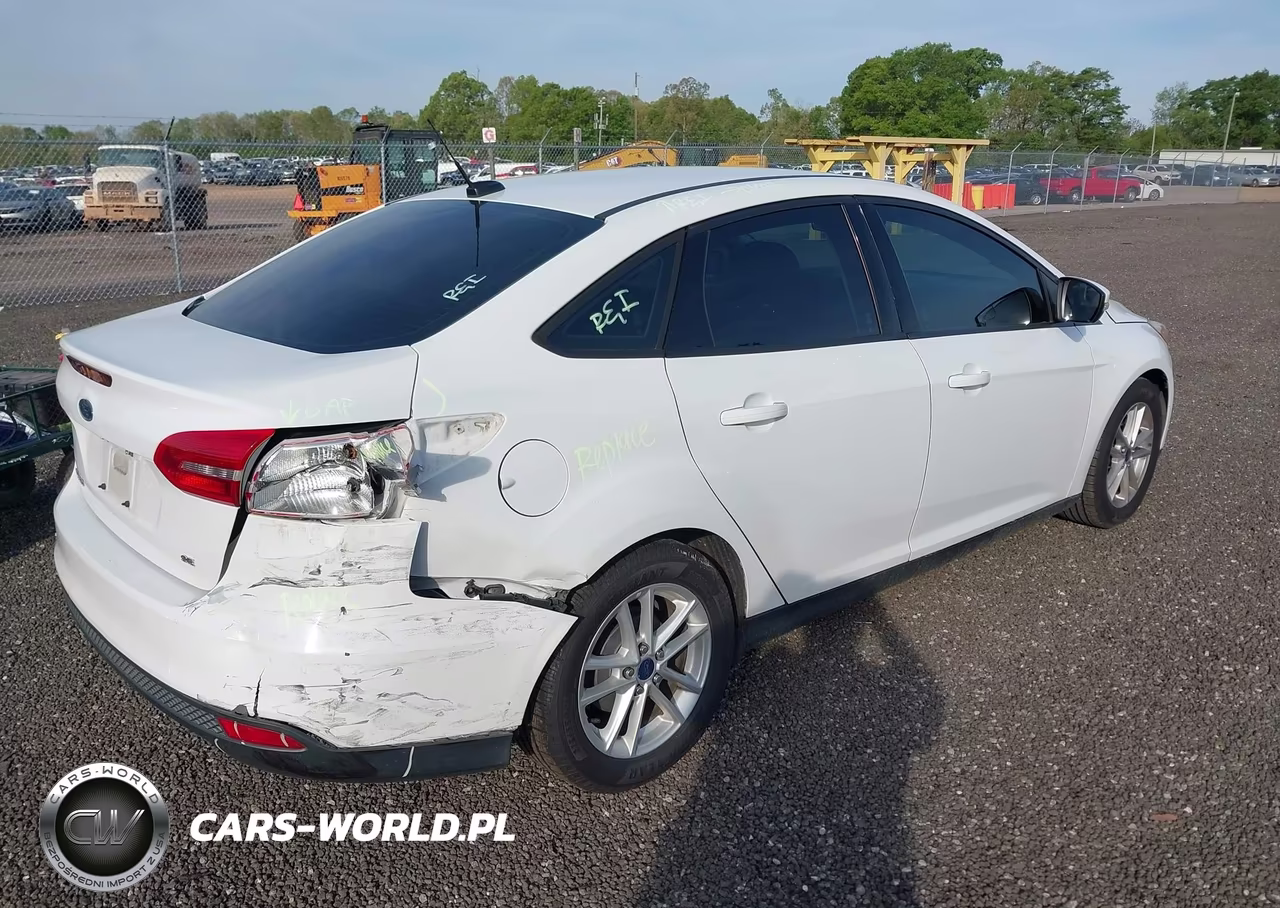 2016 Ford Focus Se VIN:1FADP3F27GL294275 - 4