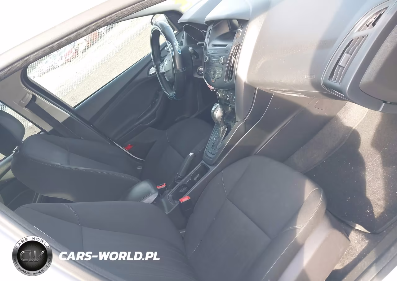 2016 Ford Focus Se VIN:1FADP3F27GL294275 - 5
