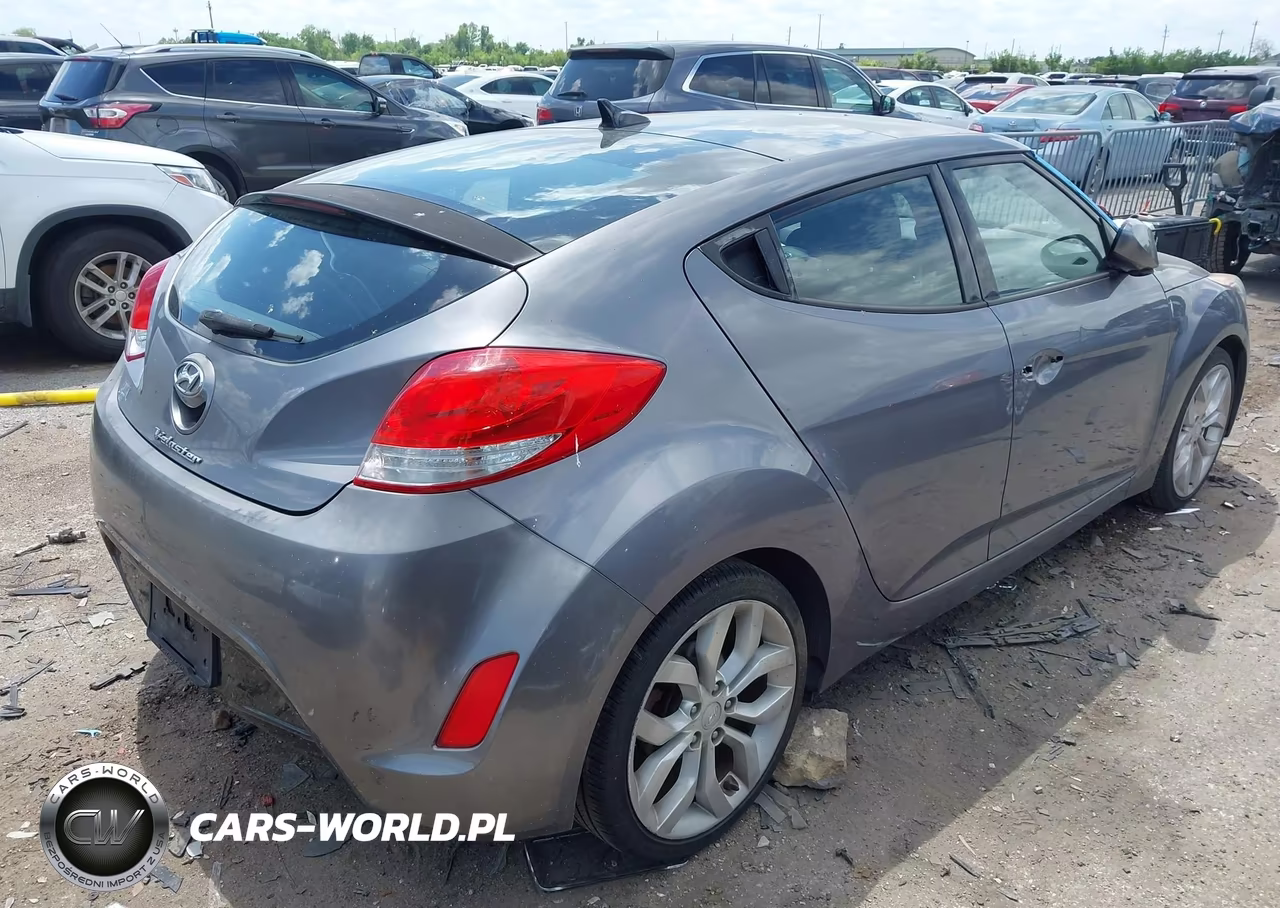 2015 Hyundai Veloster VIN:KMHTC6AD9FU240301 - 4