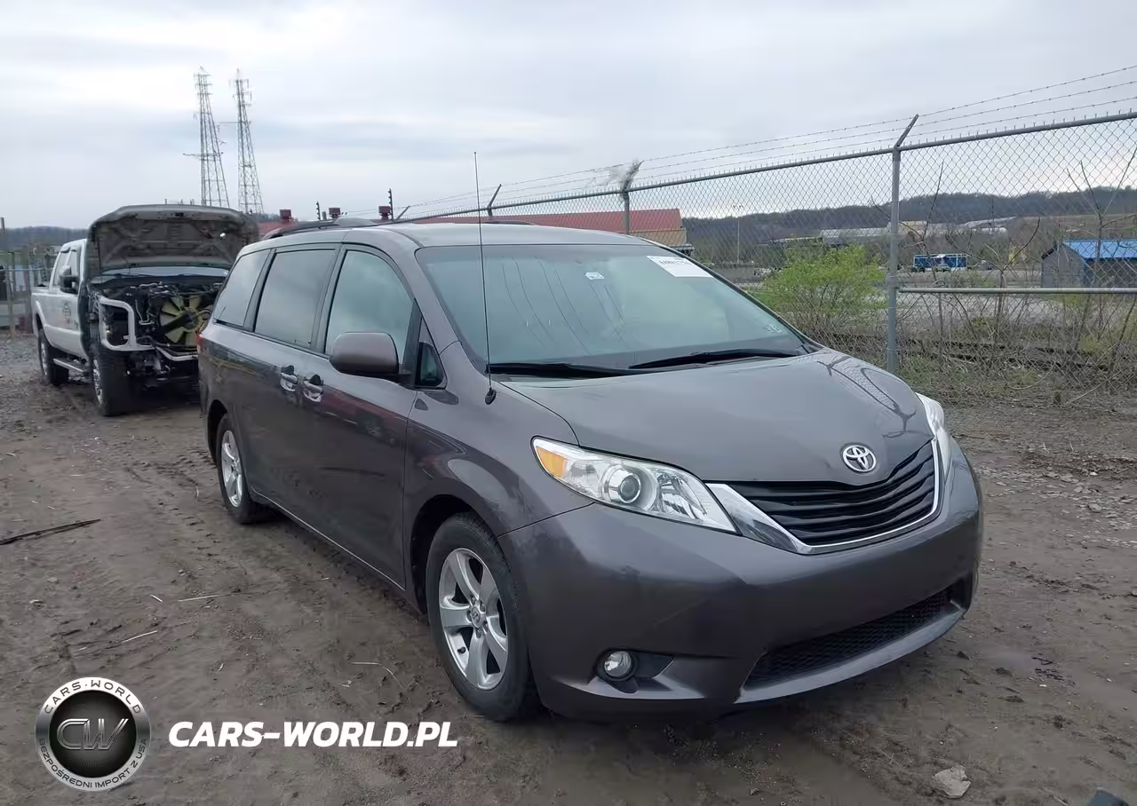 2013 Toyota Sienna Le V6 8 Passenger