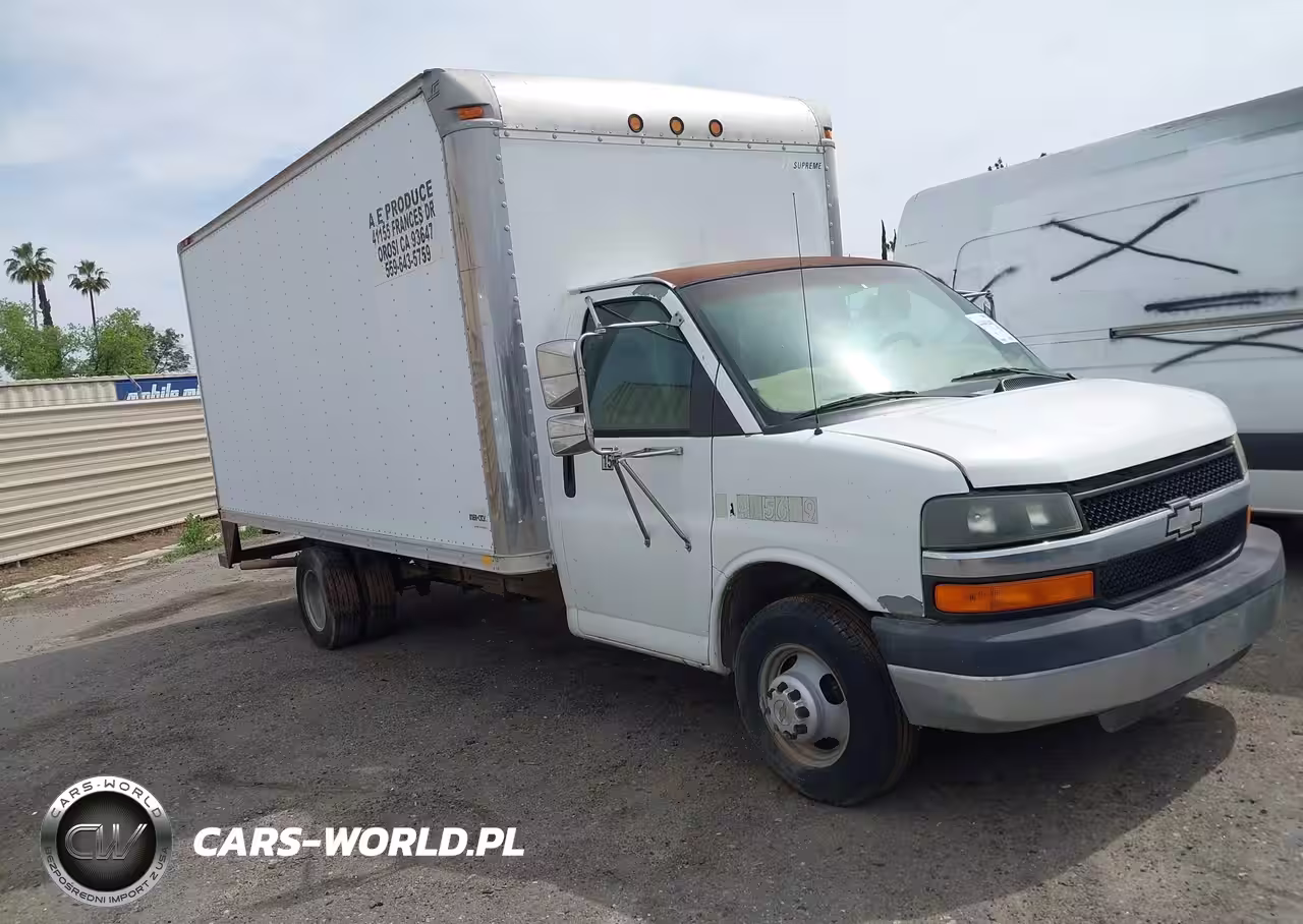 2004 Chevrolet Express Cutaway Base W-C7L-C7N
