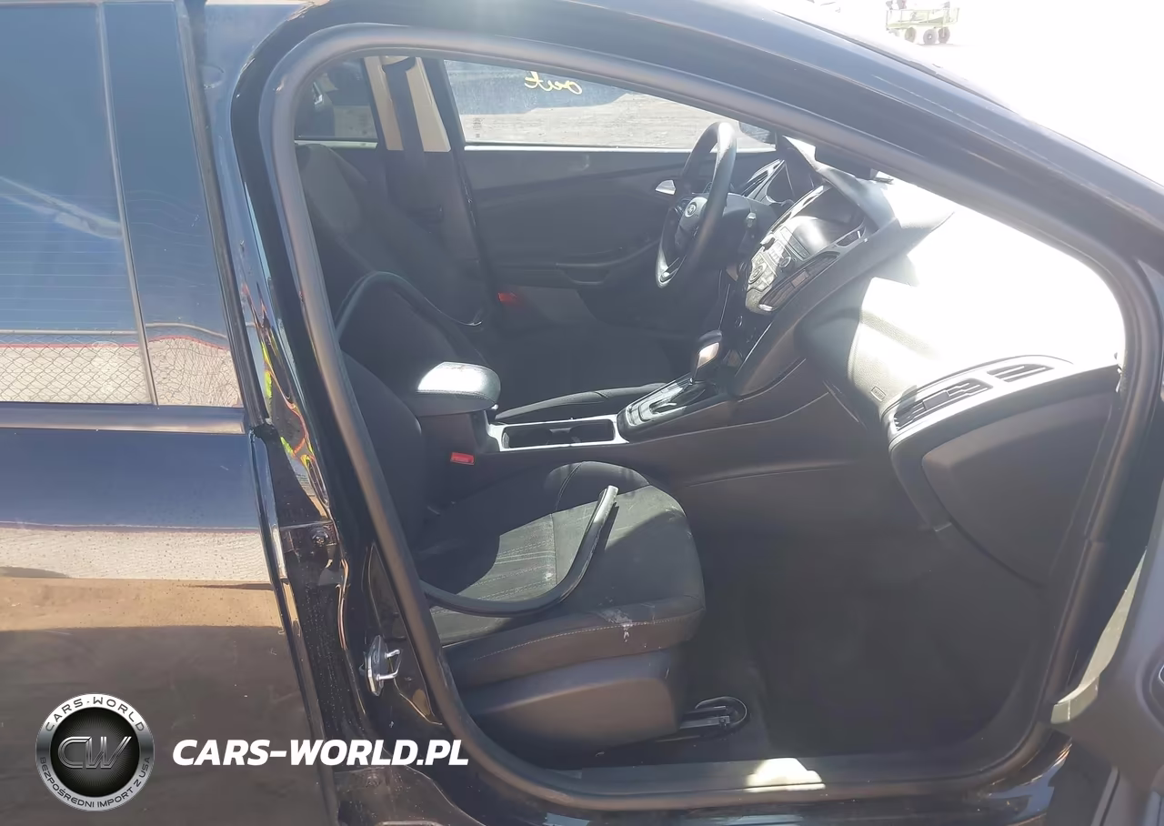2018 Ford Focus Se VIN:1FADP3K24JL331361 - 5