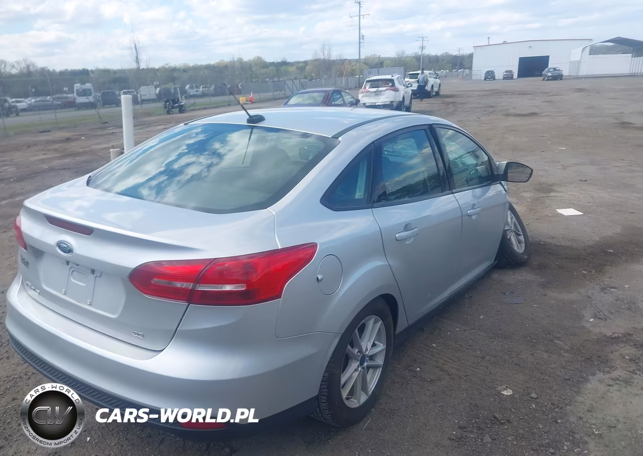 2018 Ford Focus Se VIN:1FADP3F25JL275960 - 4