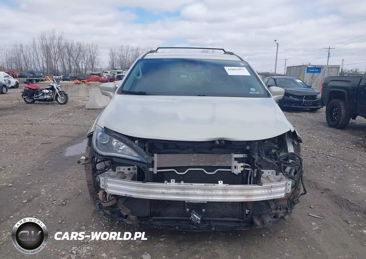 2020 Chrysler Pacifica Touring L Plus VIN:2C4RC1EG2LR109418 - 13