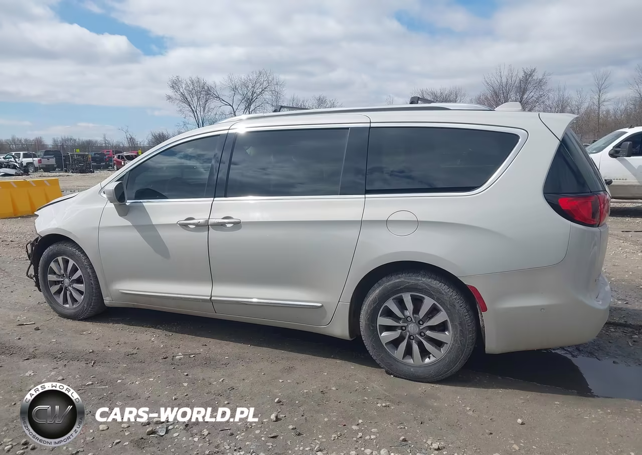 2020 Chrysler Pacifica Touring L Plus VIN:2C4RC1EG2LR109418 - 15