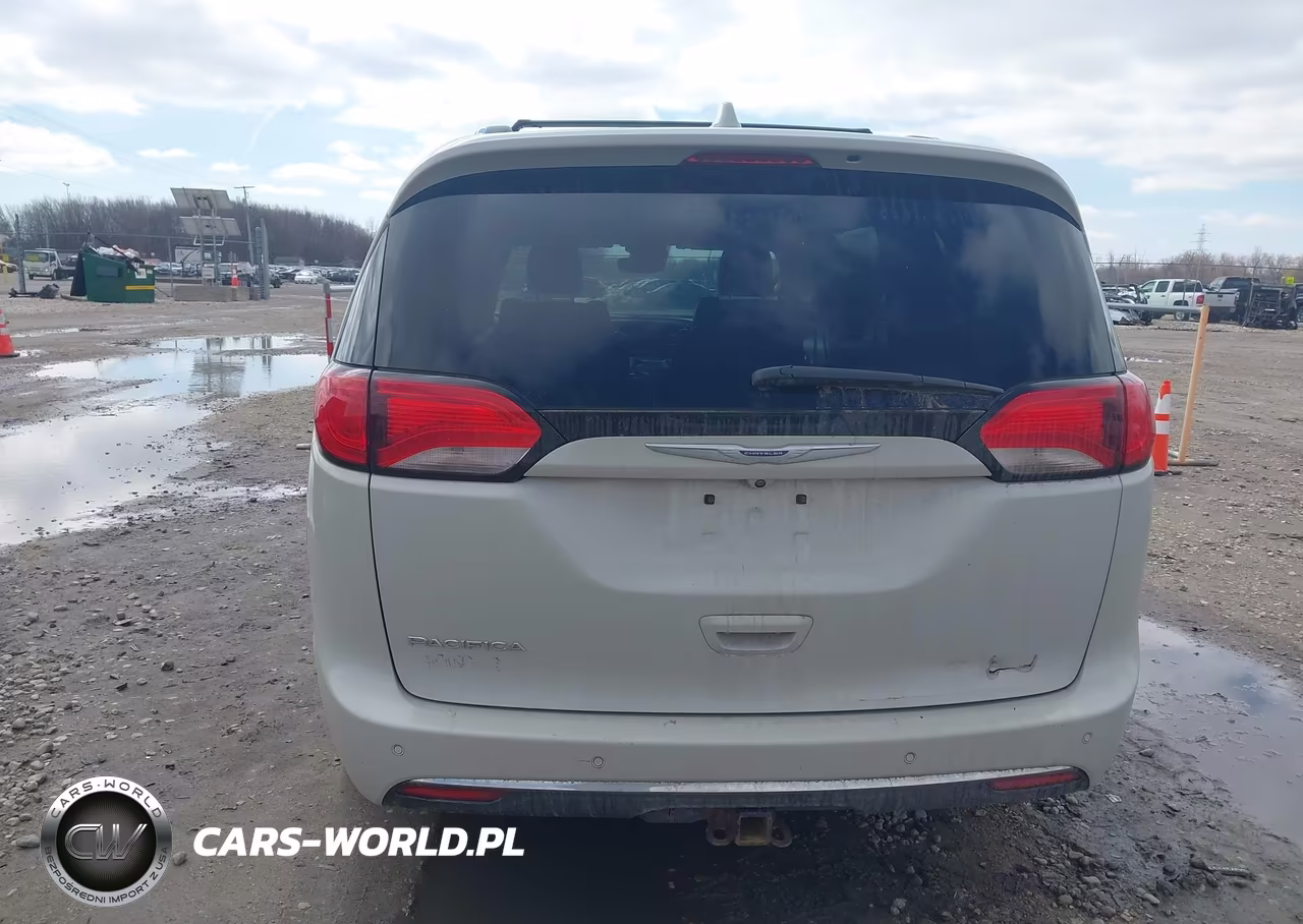 2020 Chrysler Pacifica Touring L Plus VIN:2C4RC1EG2LR109418 - 17