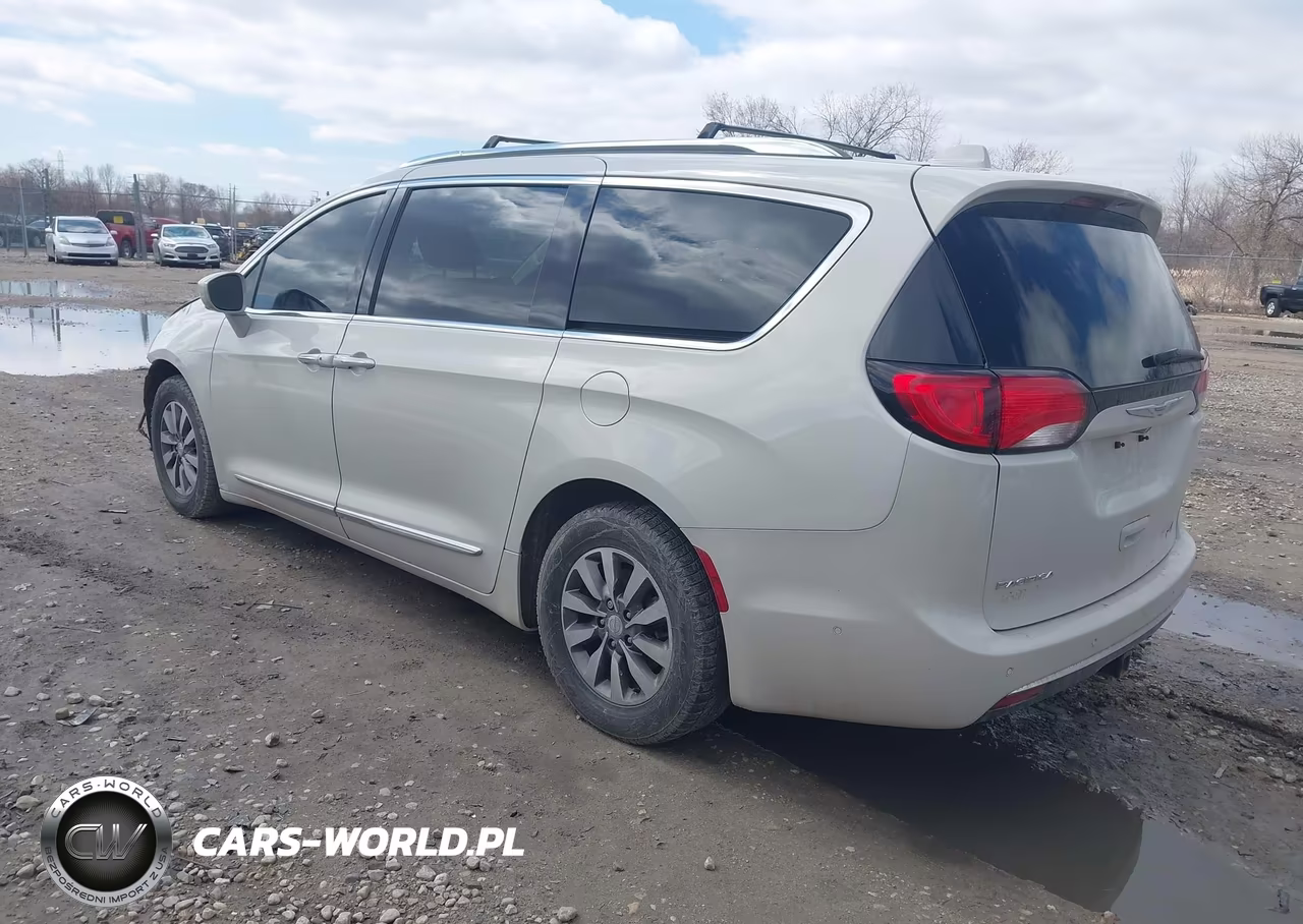 2020 Chrysler Pacifica Touring L Plus VIN:2C4RC1EG2LR109418 - 3