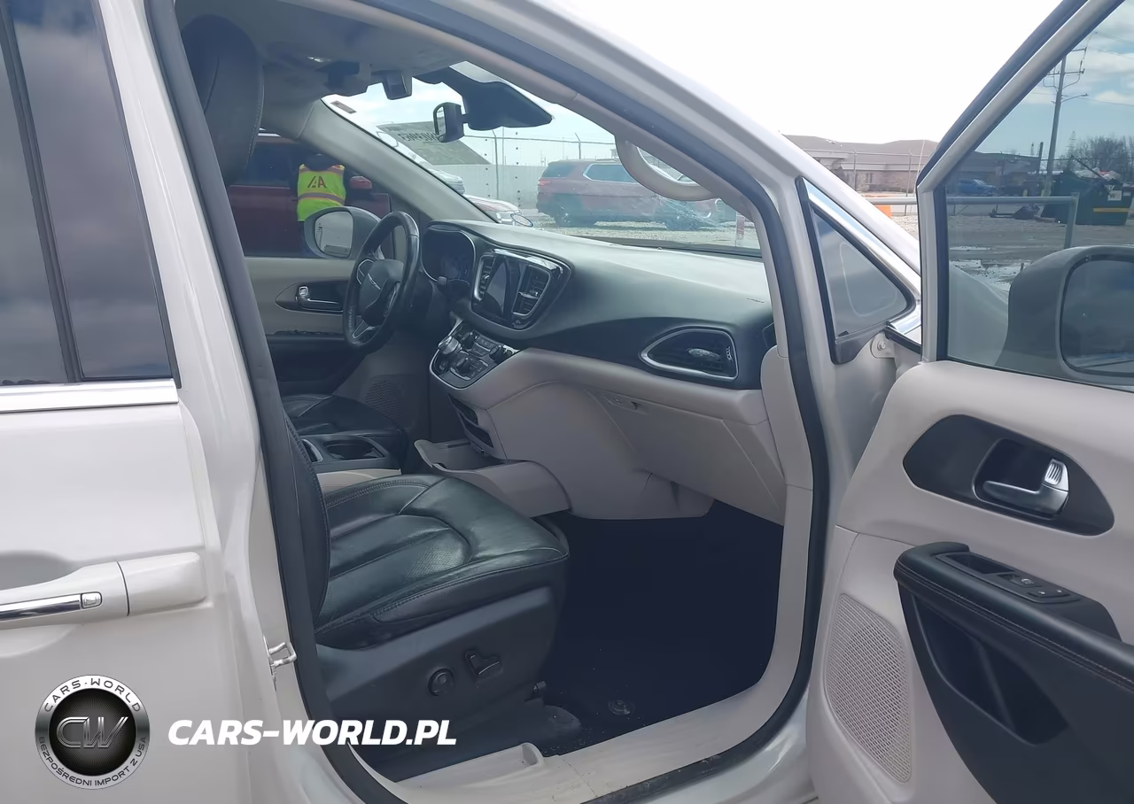 2020 Chrysler Pacifica Touring L Plus VIN:2C4RC1EG2LR109418 - 5