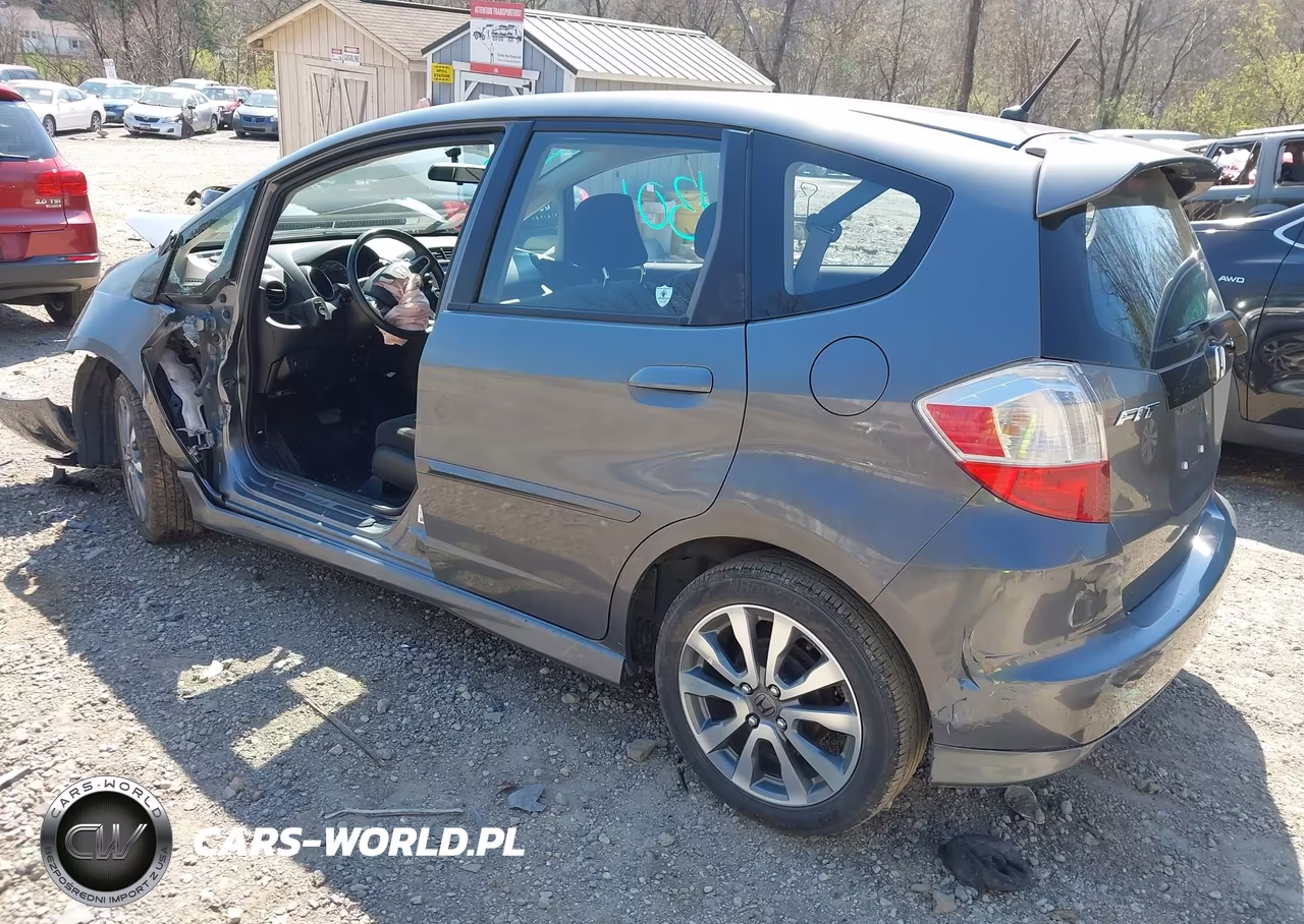 2013 Honda Fit Sport VIN:JHMGE8H50DC013168 - 3