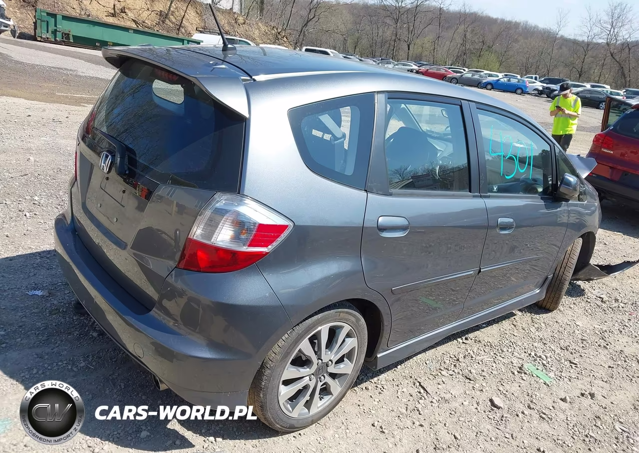 2013 Honda Fit Sport VIN:JHMGE8H50DC013168 - 4