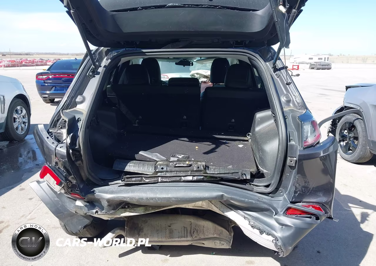 2019 Jeep Cherokee Latitude Plus Fwd VIN:1C4PJLLB3KD420549 - 18