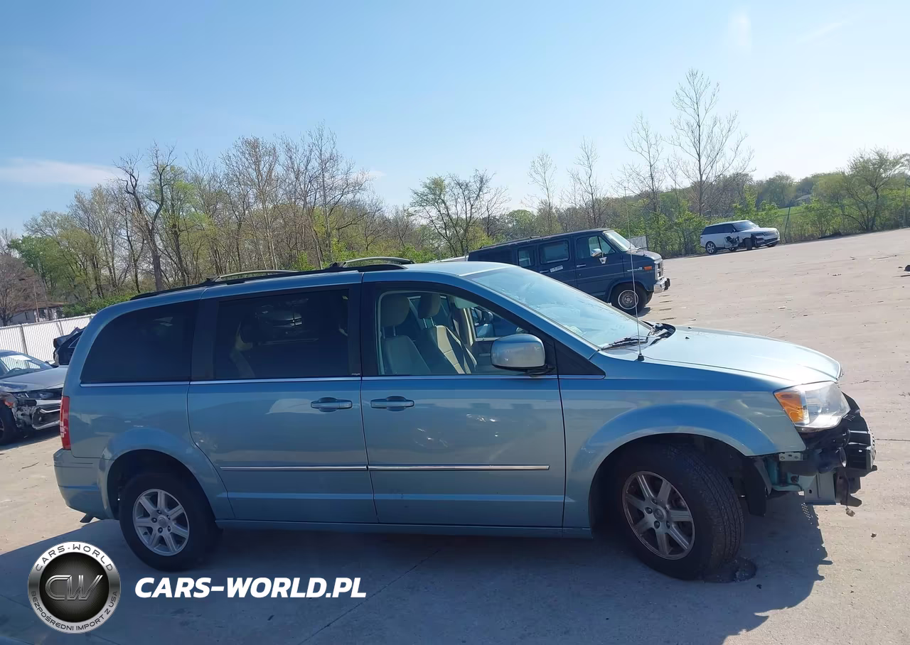 2010 Chrysler Town & Country Touring VIN:2A4RR5D18AR141610 - 13