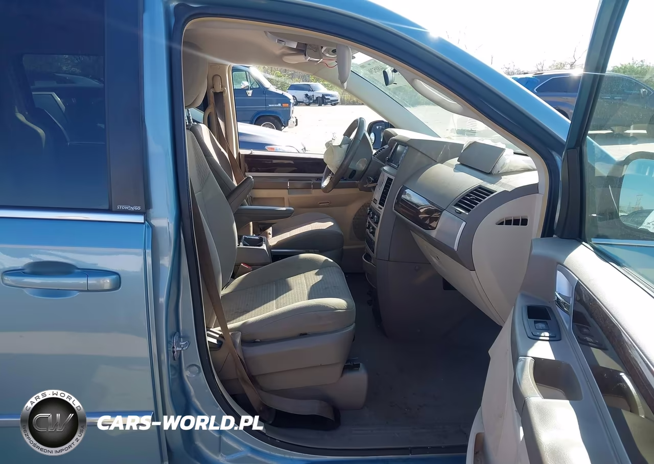 2010 Chrysler Town & Country Touring VIN:2A4RR5D18AR141610 - 5