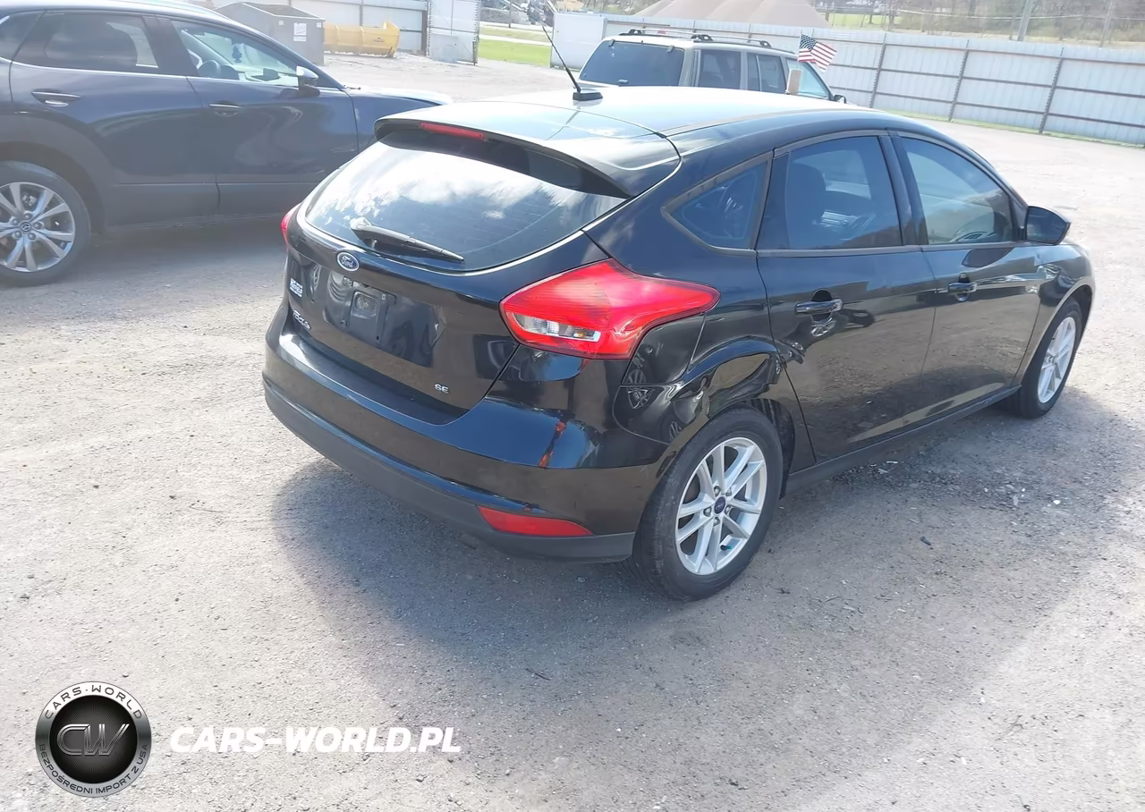 2017 Ford Focus Se VIN:1FADP3K29HL249183 - 4