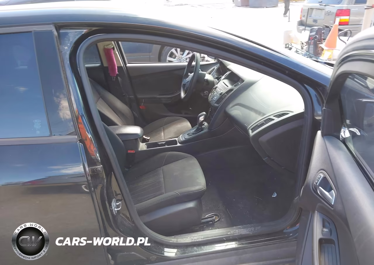 2017 Ford Focus Se VIN:1FADP3K29HL249183 - 5
