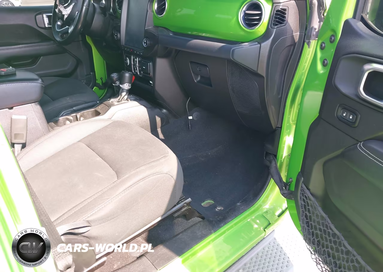 2019 Jeep Wrangler Unlimited Sahara 4X4 VIN:1C4HJXEN0KW594781 - 5