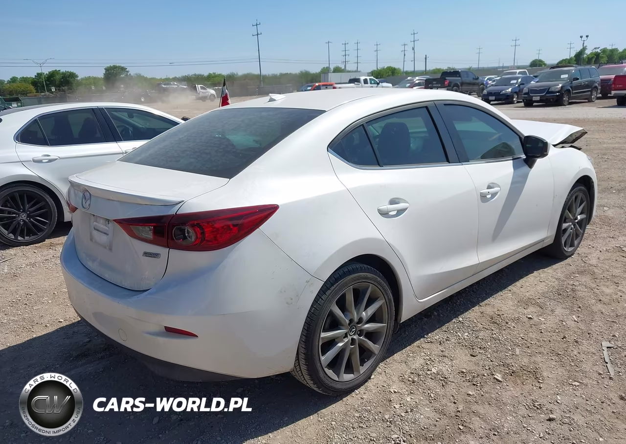2018 Mazda Mazda3 Touring VIN:3MZBN1V38JM256465 - 4