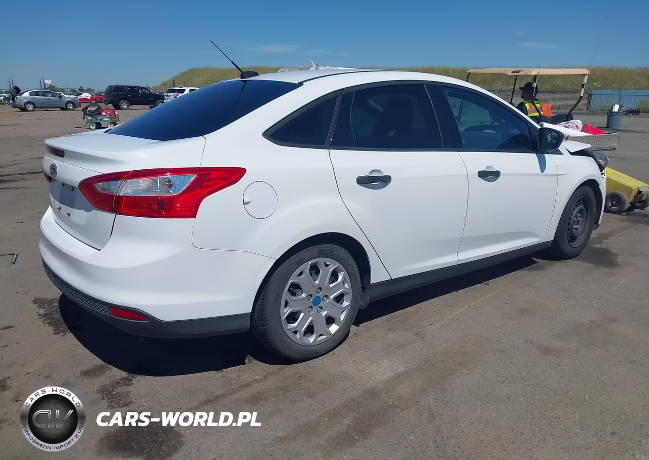 2014 Ford Focus S VIN:1FADP3E26EL330584 - 4