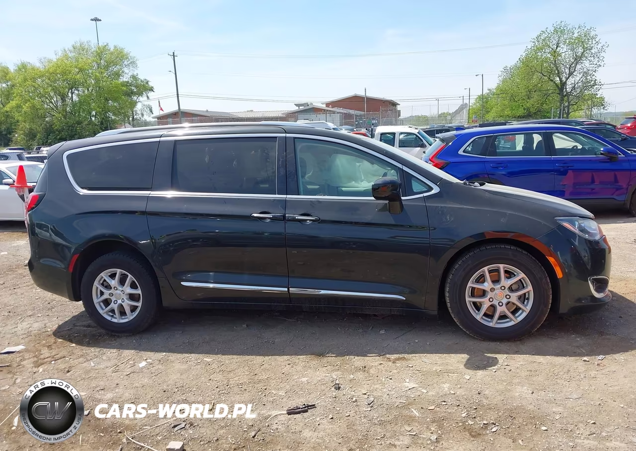 2020 Chrysler Pacifica Touring L VIN:2C4RC1BG4LR133577 - 13
