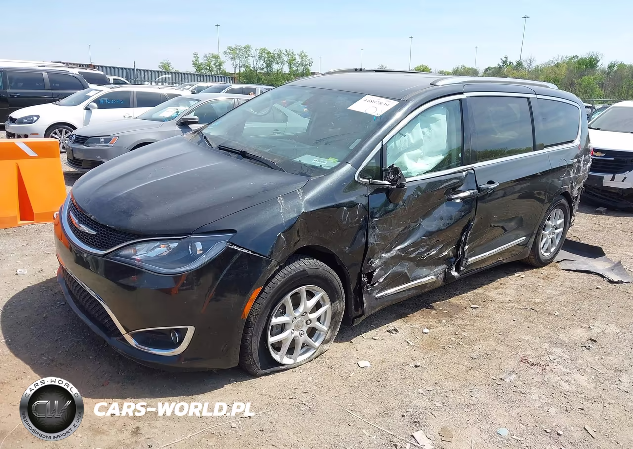 2020 Chrysler Pacifica Touring L VIN:2C4RC1BG4LR133577 - 2