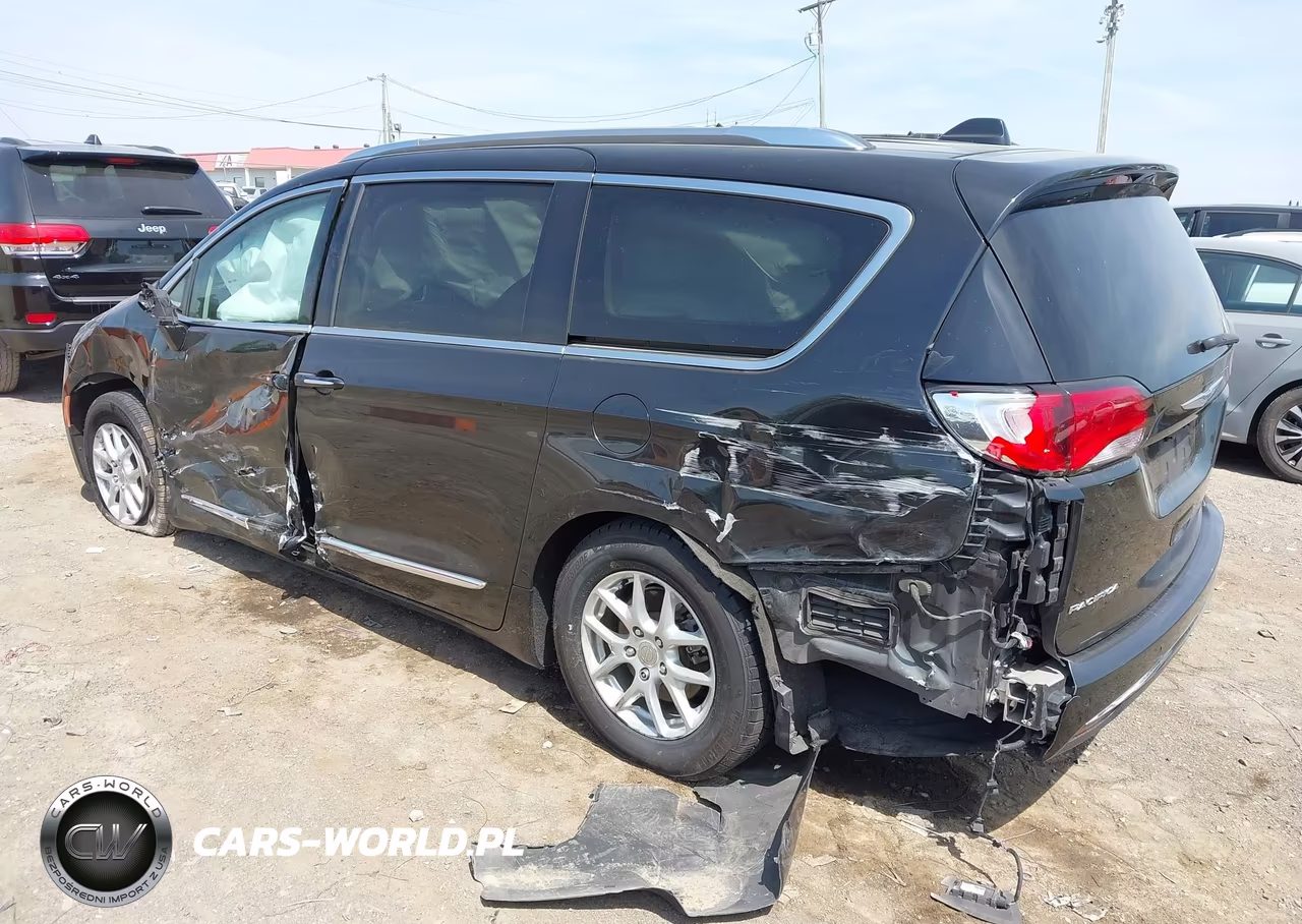 2020 Chrysler Pacifica Touring L VIN:2C4RC1BG4LR133577 - 3
