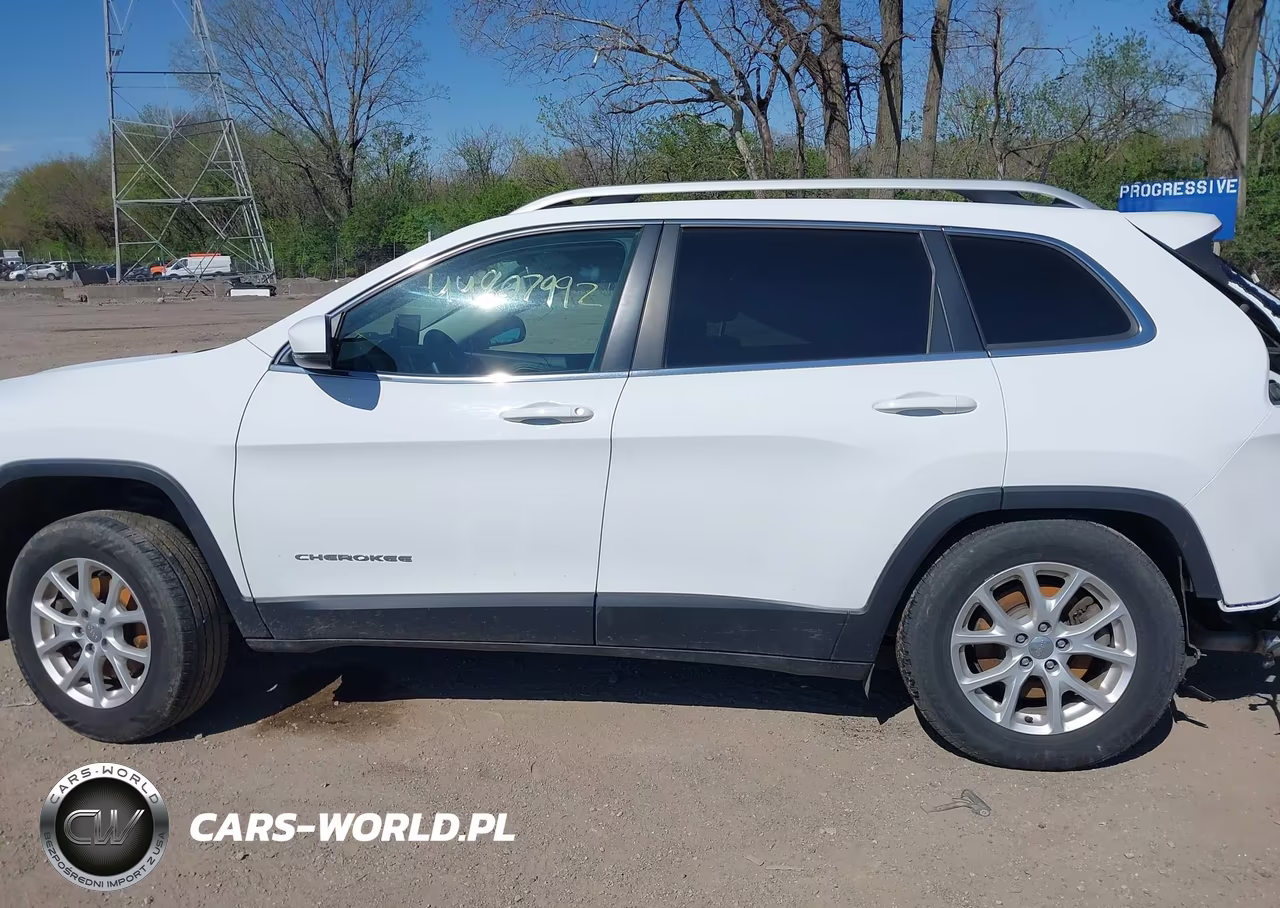 2017 Jeep Cherokee Latitude 4X4 VIN:1C4PJMCB9HW563251 - 15