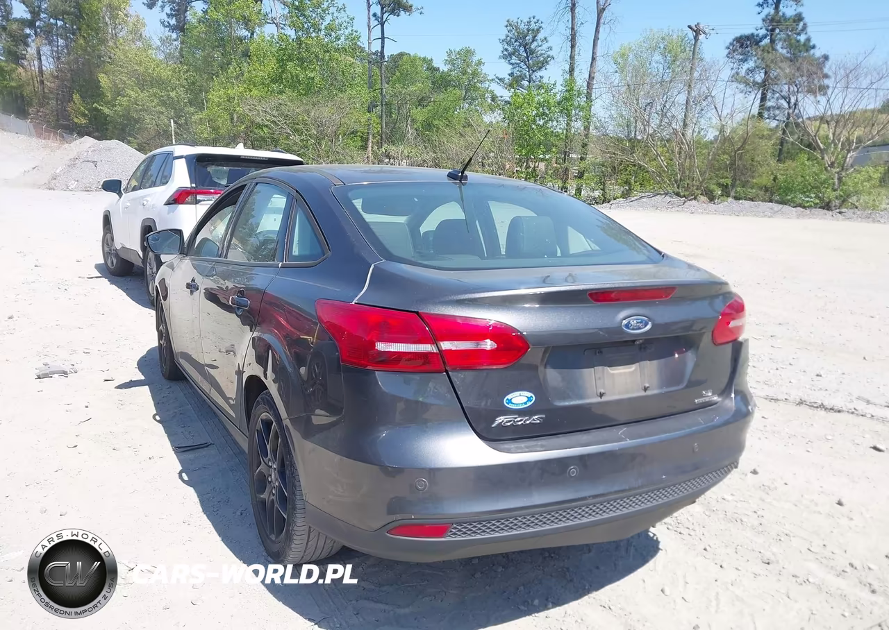 2016 Ford Focus Se VIN:1FADP3F27GL328764 - 3