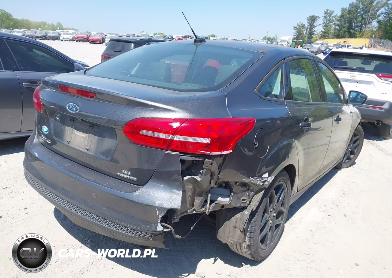 2016 Ford Focus Se VIN:1FADP3F27GL328764 - 4